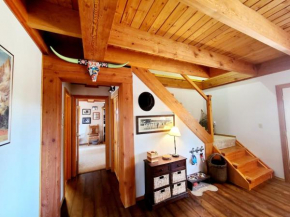 Blacktail Cabin Hideaway with hot tub